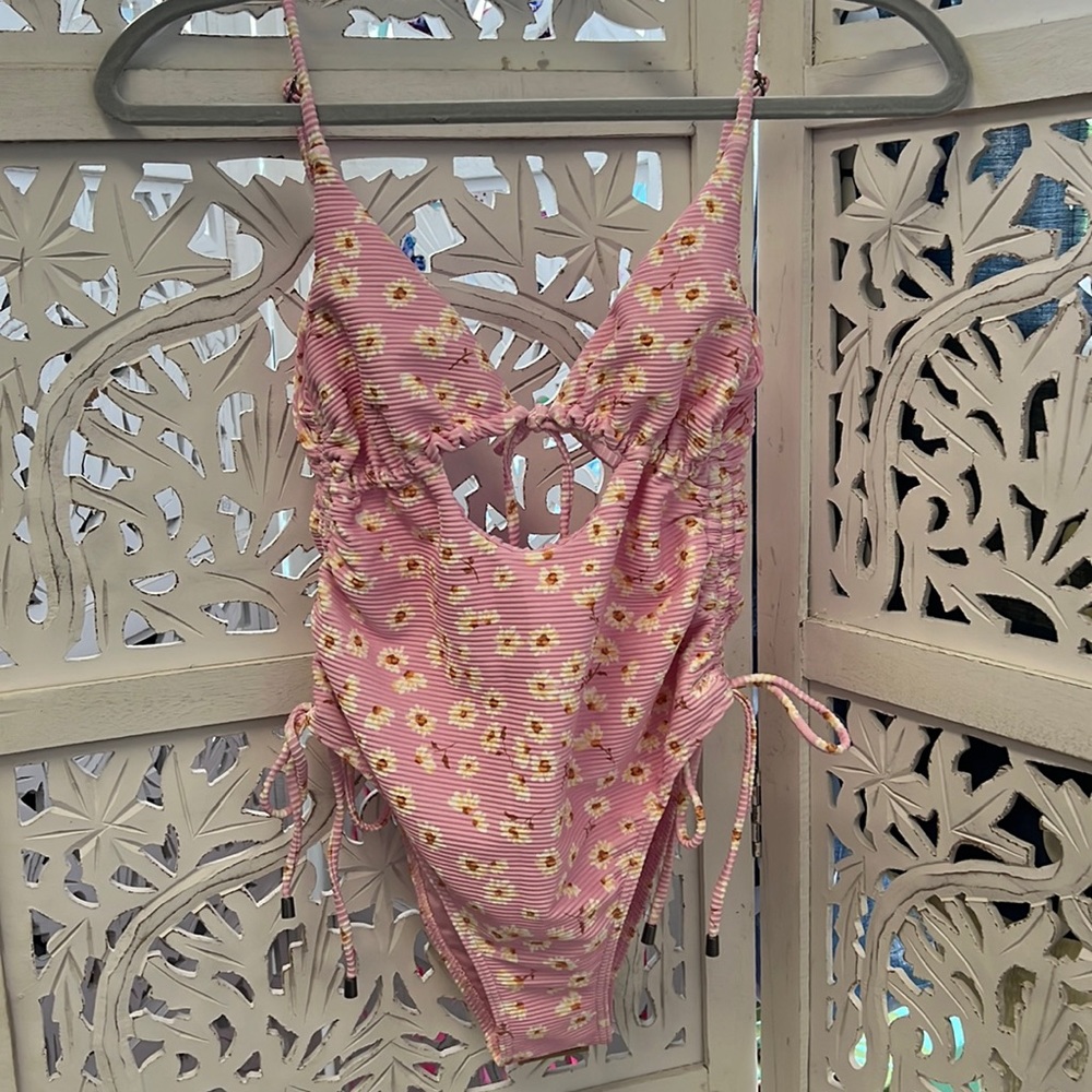 NWT Billabong tan lines daisy craze Eden one piece swimsuit . Color pink floral - Picture 4 of 10